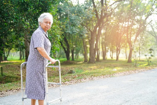 在节日快乐的情况下 亚洲年长或年老的老妇人在公园散步时使用健康的步行者 — 图库照片