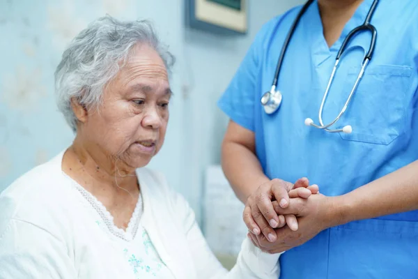 Holding Aanraken Handen Aziatische Senior Ouderen Oude Dame Vrouw Patiënt — Stockfoto