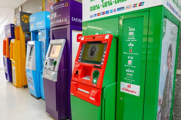 Bangkok, Tayland - 1 Mayıs 2019 : Atm renkli makine Satır para transferi finans, banka ve insan kavramı çekmek için.