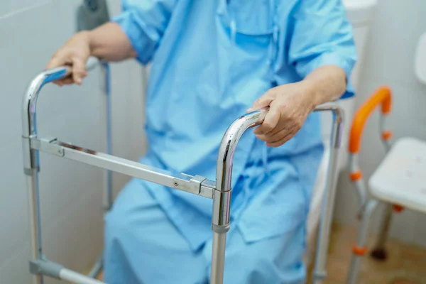 Azjatycka Starsza Lub Starsza Pani Pacjentka Chodzić Walker Oddziale Pielęgniarskim — Zdjęcie stockowe