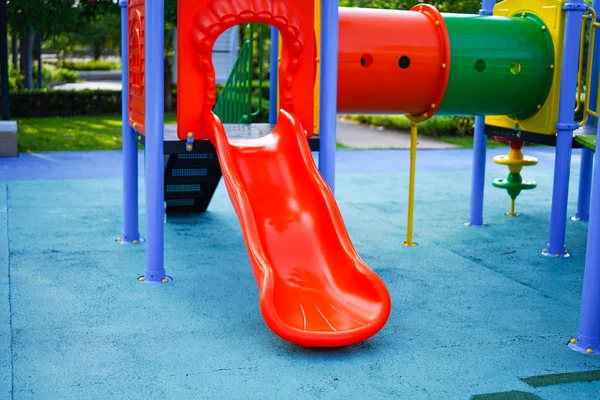 Çocuk Parkındaki Bahçe Aktivitelerinde Renkli Kaydırağıyla Eğlenen Çocuklar Için Oyun — Stok fotoğraf