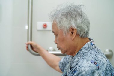 Asyalı yaşlı yaşlı kadın hasta bakım hastanesi koğuşunda tuvalet temizliği yapıyor: sağlıklı güçlü tıbbi konsept. 