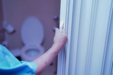 Asya yaşlı yaşlı kadın kadın hasta hemşirelik hastane koğuşunda elle tuvalet açık tuvalet : sağlıklı güçlü tıbbi kavram. 