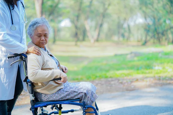 Läkare Hjälp Och Vård Asiatiska Senior Eller Äldre Gammal Dam — Stockfoto