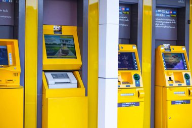 Bangkok, Tayland - 1 Mayıs 2019 : Atm renkli makine Satır para transferi finans, banka ve insan kavramı çekmek için