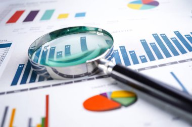 Büyüteç listelerinde elektronik kağıt grafikler. Finansal Kalkınma, banka hesabı, istatistikler, yatırım analitik araştırma veri ekonomi, borsa ticaret, iş ofis şirket toplantı kavramı