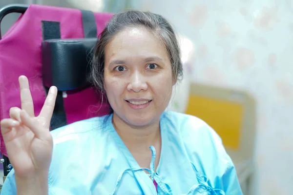 Ázsiai Középkorú Hölgy Asszony Beteg Tolószékben Boldog Világos Arc Kórházi — Stock Fotó