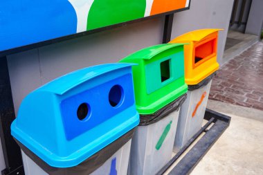 Çok Renkli Geri Dönüşüm Kutuları, çöp temizliği ve disiplin : Çevre koruma kavramı