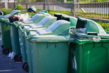 Çöp bidonları parkta taşması: çevre kavramı