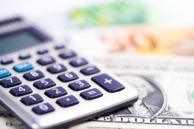  Abd doları ve Euro banknotları hesap makinesi. Finans, Hesap, İstatistik, Analitik araştırma verileri ve İş şirketi toplantı concep
