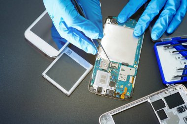 Akıllı telefon elektronik teknolojisi nin mikro devre ana kart tamir Asya Teknisyeni : bilgisayar, donanım, cep telefonu, yükseltme, temizlik kavramı