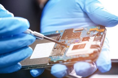 Akıllı telefon elektronik teknolojisi nin mikro devre ana kart tamir Asya Teknisyeni : bilgisayar, donanım, cep telefonu, yükseltme, temizlik kavramı