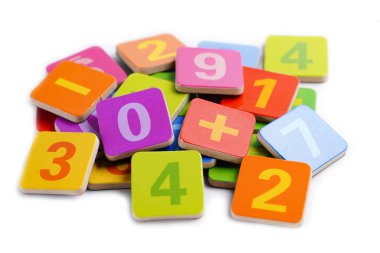 Matematik numarası beyaz arka plan üzerinde renkli: eğitim çalışma matematik öğrenme kavramı öğretmek