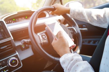 Aile ve arkadaşlarla iletişim kurmak için arabada cep telefonu bulundurmak.    