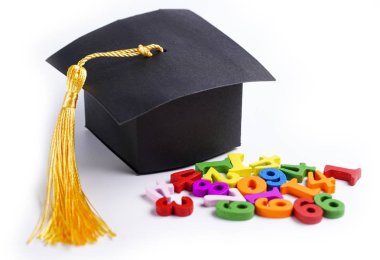 Matematik Numarası beyaz arka plan üzerinde mezuniyet boşluğu şapka ile renkli : Eğitim çalışması matematik öğrenme kavramı öğretmek