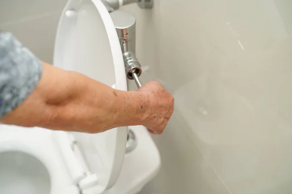 Aziatische Senior Oudere Oude Dame Vrouw Patiënt Press Flush Toilet — Stockfoto