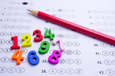 Matematik Numarası renkli ve kalem cevap sayfası arka plan : Eğitim çalışması matematik öğrenme kavramı öğretmek