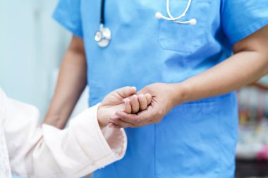 Holding dokunmadan eller Asya kıdemli veya yaşlı yaşlı kadın kadın hasta ile sevgi, bakım, yardım, teşvik ve hastane koğuşunda Hemşirelik, empati: sağlıklı güçlü tıp kavramı