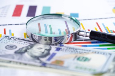 Büyüteç listelerinde elektronik kağıt grafikler. Finansal Kalkınma, banka hesabı, istatistikler, yatırım analitik araştırma veri ekonomi, borsa ticaret, iş ofis şirket toplantı kavramı