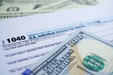 Vergi İadeformu 1040 ve dolar banknot : ABD Bireysel Gelir.