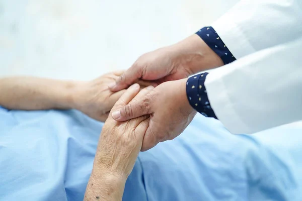 Holding Aanraken Handen Aziatische Senior Ouderen Oude Dame Vrouw Patiënt — Stockfoto