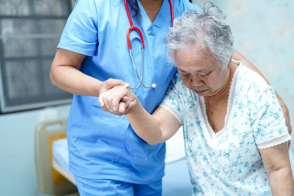 Enfermera Asiática Fisioterapeuta Médico Cuidado Ayuda Apoyo Anciano Anciana Anciana —  Fotos de Stock