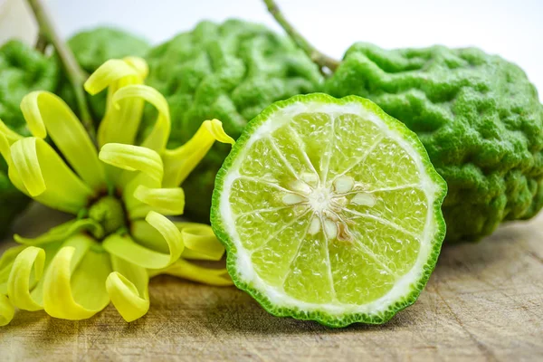 Bergamota Fresca Con Diapositiva Sobre Fondo Blanco —  Fotos de Stock