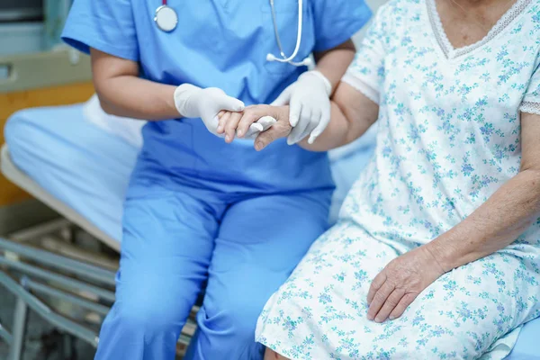 Enfermera Asiática Fisioterapeuta Médico Cuidado Ayuda Apoyo Anciano Anciana Anciana — Foto de Stock