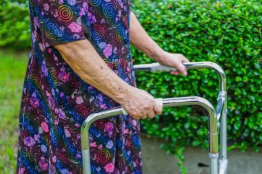 Yaşlı ve yaşlı kadın hasta Park 'ta Walker' la yürür: sağlıklı güçlü tıbbi konsept