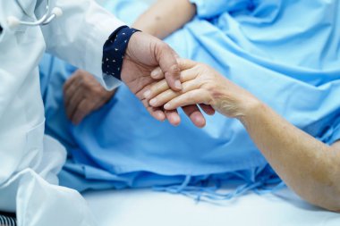 Holding dokunmadan eller Asya kıdemli veya yaşlı yaşlı kadın kadın hasta ile sevgi, bakım, yardım, teşvik ve hastane koğuşunda Hemşirelik, empati: sağlıklı güçlü tıp kavramı