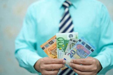Yeni başarı başlangıç projesi ile çalışan Avrupa bankası para tutan genç iş akıllı yöneticisi : Bankacılık, Hesap, Yatırım Analitik araştırma veri ekonomisi, ticaret şirketi kavramı