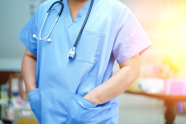 Arts Met Stethoscoop Patiënt Ziekenhuisafdeling Controleren Gezond Sterk Medisch Concept — Stockfoto
