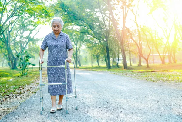 Yaşlı Yaşlı Kadın Hasta Park Walker Yürür Sağlıklı Güçlü Tıbbi — Stok fotoğraf
