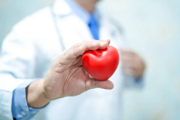 Azjatycki Człowiek Inteligentny Lekarz Trzymając Czerwone Serce Zdrowy Silny Medyczną — Zdjęcie stockowe