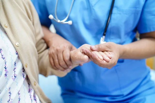 Holding Aanraken Handen Aziatische Senior Ouderen Oude Dame Vrouw Patiënt — Stockfoto