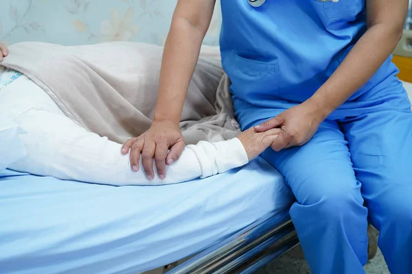 Enfermera Asiática Fisioterapeuta Médico Cuidado Ayuda Apoyo Anciano Anciana Anciana —  Fotos de Stock