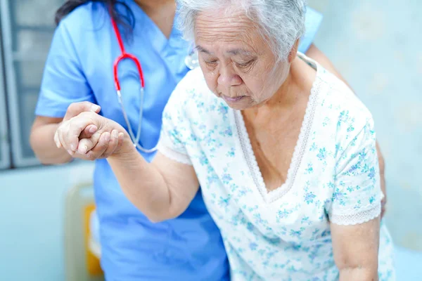 Enfermeira Asiática Fisioterapeuta Atendimento Médico Ajudar Apoiar Idoso Idoso Senhora — Fotografia de Stock