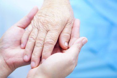 Holding dokunmadan eller Asya kıdemli veya yaşlı yaşlı kadın kadın hasta ile sevgi, bakım, yardım, teşvik ve hastane koğuşunda Hemşirelik, empati: sağlıklı güçlü tıp kavramı