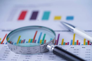Büyüteç listelerinde elektronik kağıt grafikler. Finansal Kalkınma, banka hesabı, istatistikler, yatırım analitik araştırma veri ekonomi, borsa ticaret, iş ofis şirket toplantı kavramı