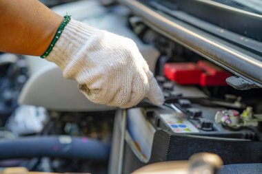 Hasarı kontrol etmek ve onarmak için motor sistemini aç.