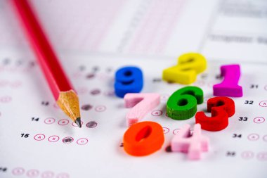 Matematik Numarası renkli ve kalem cevap sayfası arka plan : Eğitim çalışması matematik öğrenme kavramı öğretmek