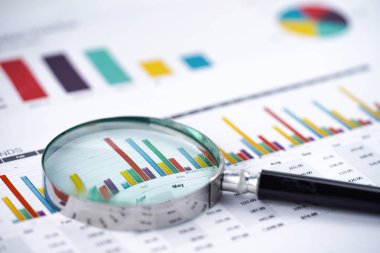 Büyüteç listelerinde elektronik kağıt grafikler. Finansal Kalkınma, banka hesabı, istatistikler, yatırım analitik araştırma veri ekonomi, borsa ticaret, iş ofis şirket toplantı kavramı