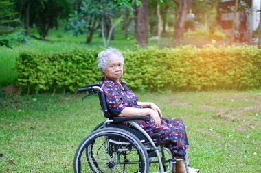 Asya kıdemli veya yaşlı yaşlı kadın kadın hasta tekerlekli sandalye Park Tarih: sağlıklı güçlü tıp kavramı