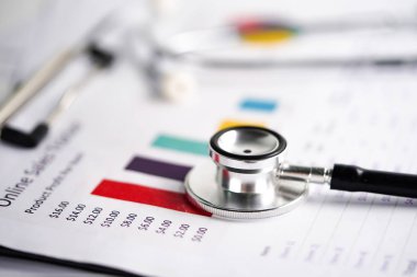 Stetoskop, Grafikler ve Grafikler elektronik tablo kağıdı, Finans, Hesap, İstatistik, Yatırım, Analitik araştırma veri ekonomisi elektronik tablosu ve İşletme şirketi konsepti