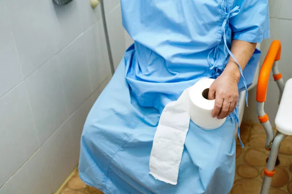 Asiático Idoso Idoso Senhora Paciente Banheiro Banheiro Com Tecido Enfermaria — Fotografia de Stock