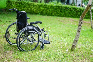 Yaşlı hasta için tekerlekli sandalye yürüyemez veya insanlar evde veya hastanede kullanmak devre dışı: sağlıklı güçlü tıbbi kavram.