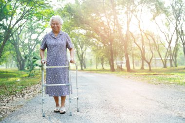 Yaşlı ve yaşlı kadın hasta Park 'ta Walker' la yürür: sağlıklı güçlü tıbbi konsept