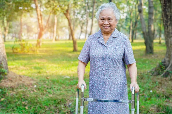 Asiatica Anziana Anziana Signora Anziana Paziente Camminare Con Walker Nel — Foto Stock