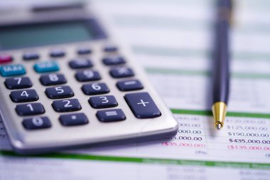 Çizelge ve grafik çizelgesi üzerinde hesap makinesi. Finans geliştirme, Bankacılık Hesabı, İstatistik, Yatırım Analitik Araştırma Veri Ekonomisi, Borsa Ticareti, Ticaret Şirketi Konsepti