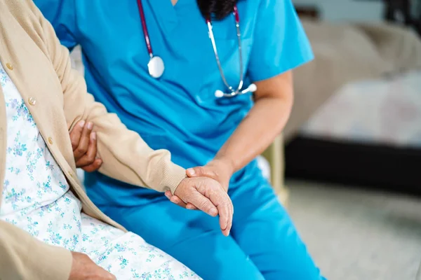 Enfermera Asiática Fisioterapeuta Médico Cuidado Ayuda Apoyo Anciano Anciana Anciana —  Fotos de Stock